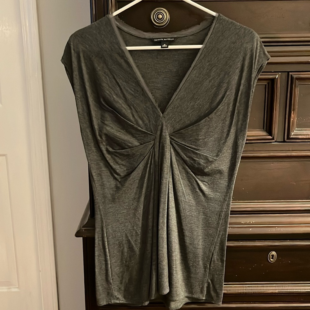 EUC Banana Republic v-neck gray sleeveless dress shirt. Sophisticated yet sexy!